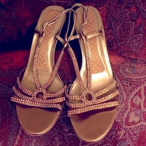 👸🏽 Gold rhinestone heeled sandals